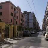 Ma da questo punto fino a via Menotti Bianchi su corso Benedetto Croce � possibile scorgere un paio di edifici di chiara architettura fascista...